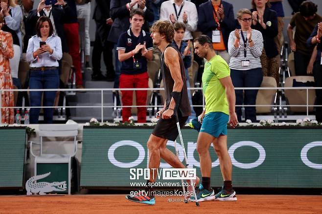 ▲ 2022 롤랑가로스 프랑스 오픈 남자 단식 준결승전에서 오른쪽 발목을 다친 뒤 라파엘 나달(오른쪽)과 코트에 들어오는 알렉산더 즈베레프