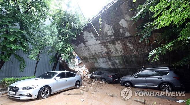 집중호우로 무너진 동작구 극동아파트의 축대 [동작구 제공. 재판매 및 DB 금지]