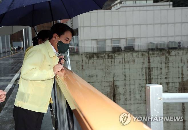 북한강 수계 의암댐 찾은 김진태 강원지사 (춘천=연합뉴스) 중부지방 집중 호우와 관련해 김진태 강원지사가 지난 9일 춘천시 의암댐을 찾아 방류 상황을 살피고 있다. [강원도 제공·연합뉴스 자료사진]