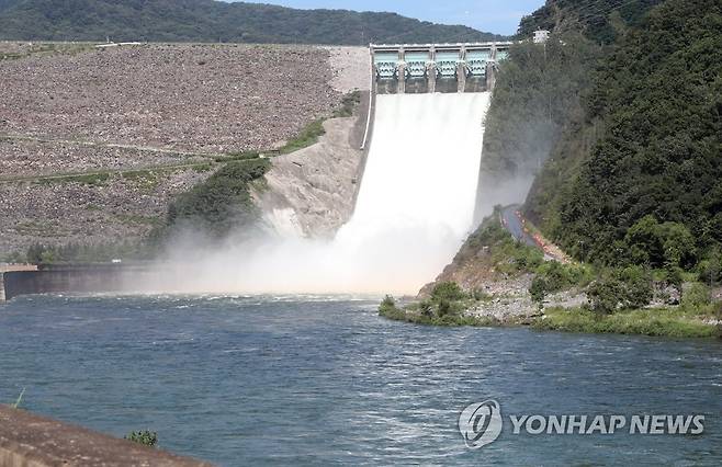 이틀째 방류 중인 소양강댐 (춘천=연합뉴스) 이상학 기자 = 12일 오후 강원 춘천시 신북읍에 있는 소양강댐이 이틀째 수문을 열고 방류를 하고 있다. 2022.8.12 hak@yna.co.kr