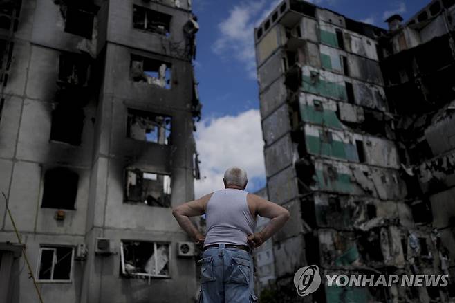 파괴된 우크라이나의 아파트 [AP 연합뉴스 자료사진. 재판매 및 DB 금지]