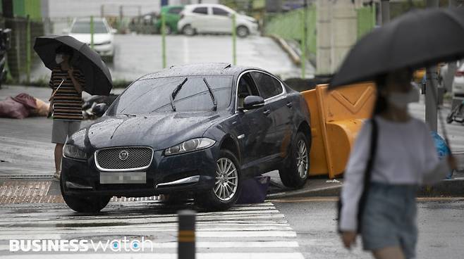 지난 9일 아침, 서울 강남역 인근에서 전날 폭우로 침수된 수입차가 방치돼 있다./사진=이명근 기자 qwe123@