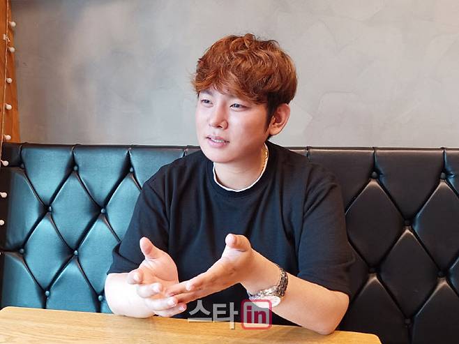 싱어송라이터 노형돈씨가 13일 인천 남동구 구월동 한 카페에서 인터뷰하고 있다. (사진 = 이종일 기자)