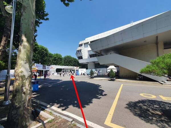 계단을 올라가면 바로 제1 수영장이 보인다. 좌측으로 이동한다.&nbsp;