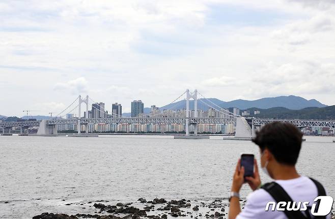 8월9일 부산 해운대구 동백섬을 찾은 시민들이 바다 풍경을 즐기고 있는 모습.ⓒ News1 김영훈 기자