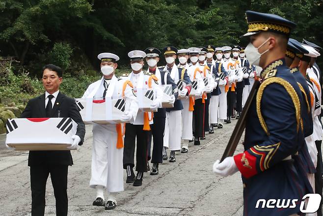 11일 서울 강북구 수유리 광복군 합동묘소에서 열린 '수유리 광복군 선열 17위 합동 이장' 행사에서 박민식 국가보훈처장과 국방부 의장대가 관포에 쌓인 영현을 봉송하고 있다. 이번 '수유리 광복군 합동 이장'은 정부가 국독립을 위해 목숨 바친 후손 없는 광복군 선열들을 국민과 함께 기리고, '국가가 끝까지 책임' 지기 위해 직접 추진한 첫 사례이다. 2022.8.11/뉴스1 ⓒ News1 송원영 기자