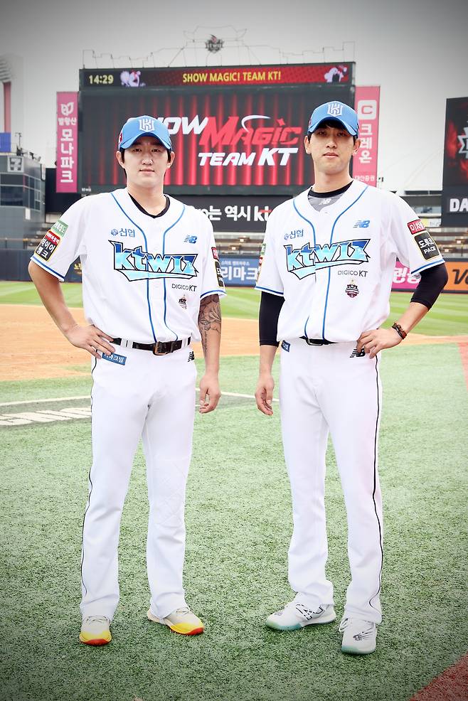 KT 위즈의 '쿨 서머' 유니폼을 입은 김민혁(왼쪽)과 김민수. (KT 제공) ⓒ News1