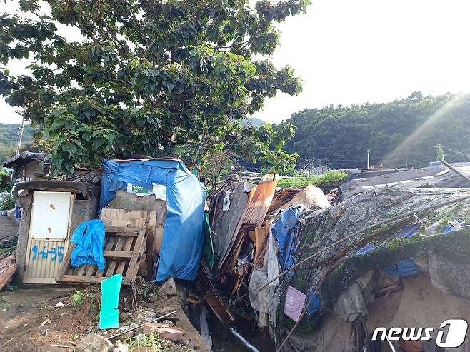 13일 방문한 서울 강남구 구룡마을. 폭우로 인해 붕괴된 민가가 도랑을 막고 있다.. 빗물이 도랑으로 빠져야하는 데 잔해가 막고 있어 물이 민가 쪽으로 넘쳤다. 22.08.13/ 뉴스1 ⓒ 뉴스1 임세원 기자