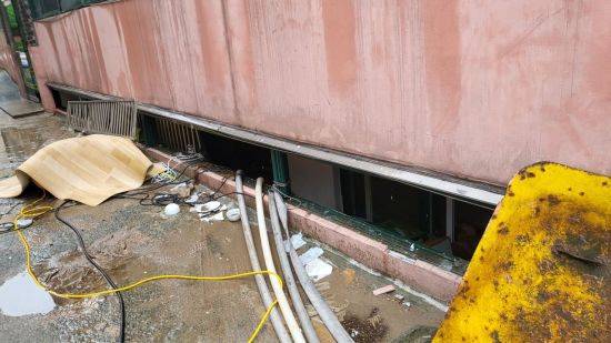 지난 8일 오후 9시 7분께 서울 관악구 부근 한 빌라 반지하에 폭우로 침수된 일가족 3명이 갇혀 신고했지만 결국 사망했다. 주민들에 따르면 사고가 난 빌라 바로 앞 싱크홀이 발생해 물이 급격하게 흘러들었고, 일가족이 고립돼 구조되지 못했다. 사진은 사고 현장. ＜이하 사진=연합뉴스＞