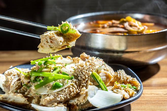 서울 다동 ‘부민옥’의 양무침(앞)과 육개장./이신영 영상미디어 기자