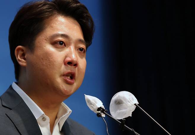 이준석 전 국민의힘 대표가 13일 서울 여의도 국회 소통관에서 기자회견을 열고 있다. 이 대표는 당 중앙윤리위원회로부터 당원권 정지 6개월 중징계를 받은 이후 36일만인 이날 처음으로 공식 석상에 모습을 드러냈다. /뉴스1