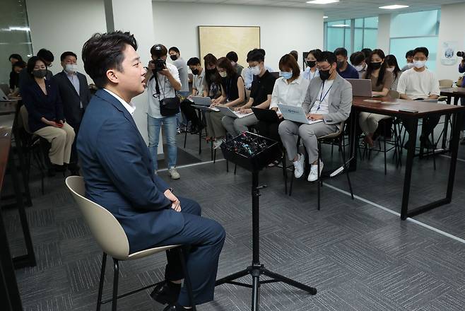 국민의힘 이준석 대표가 13일 오후 국회 소통관에서 기자회견을 열고 당 비상대책위원회 체제 전환에 대한 가처분 신청 등과 관련해 직접 입장을 밝힌 뒤 질의응답 시간을 갖고 있다. /연합뉴스