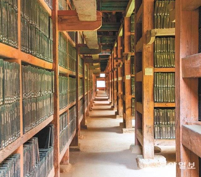 장경판전에 비치된 팔만대장경판. 경판 사이사이에 공기가 통하도록 미세한 틈이 있어서 습기를 막아준다.