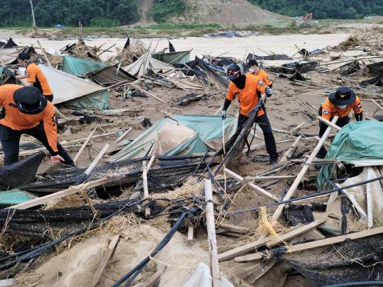 지난 9일 강원 원주시 부론면에서 노부부가 실종된 후 수색 닷새째인 13일 집중폭우로 불어난 섬강 수위가 낮아져 바닥이 드러나면서 소방대원들이 정밀 수색에 나서고 있다.  [원주소방서 제공]