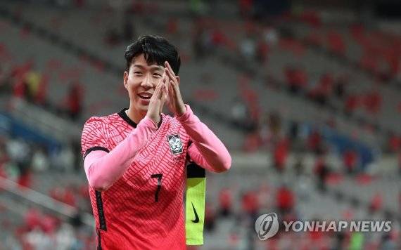 6월 14일 오후 서울월드컵경기장에서 열린 남자 축구 국가대표팀 평가전 한국과 이집트의 경기. 손흥민이 4대1로 이긴 뒤 팬들을 향해 손을 흔들며 인사하고 있다. /연합뉴스