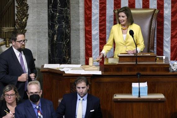 낸시 펠로시(맨 위) 미국 하원 의장이 12일(현지시간) 워싱턴 하원 의사당에서 인플레이션 감축법 통과를 선언하고 있다. 민주당과 공화당이 각각 당론으로 찬성과 반대를 정한 이 법은 이날 하원에서 민주당 의원 전원의 찬성으로 통과돼 조 바이든 대통령의 서명만 남겨 뒀다. AFP연합