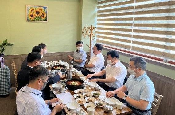 전남도가 '착한가격업소' 이용 활성화를 위해 매월 둘째·넷째 주 금요일을 '착한가격업소 이용의 날'로 지정한 가운데 문금주 행정부지사가 8월 둘째 주 금요일인 지난 12일 도청 인근 '착한가격업소'를 방문해 직원들을 격려하고 점심 식사를 함께 하면서 '착한가격업소' 이용을 적극 독려하고 있다. 사진=전남도 제공