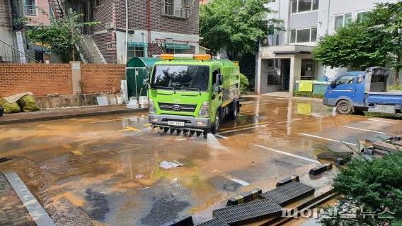 부천시 주차장 토사 물청소. 사진제공=부천시