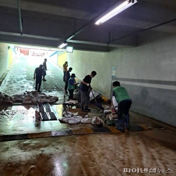 부천시 주차장 토사 물청소. 사진제공=부천시