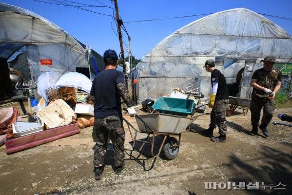 군부대 장병들 과천 화훼농가 피해 복구 자원봉사 진행. 사진제공=과천시