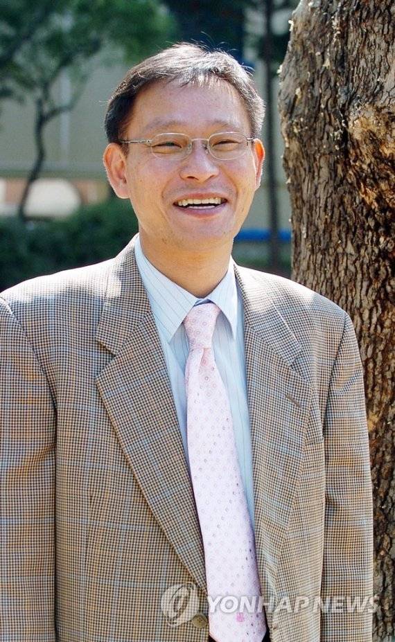 IQ 210의 명석한 두뇌로 6살 때 미적분을 풀어 주목받은 김웅용씨. 그는 지방대학에 입학하면서 '실패한 천재'라는 말도 들었으나 2014년 대학교단에 서며 꿈을 이뤘다고 알려졌다. /사진=연합뉴스