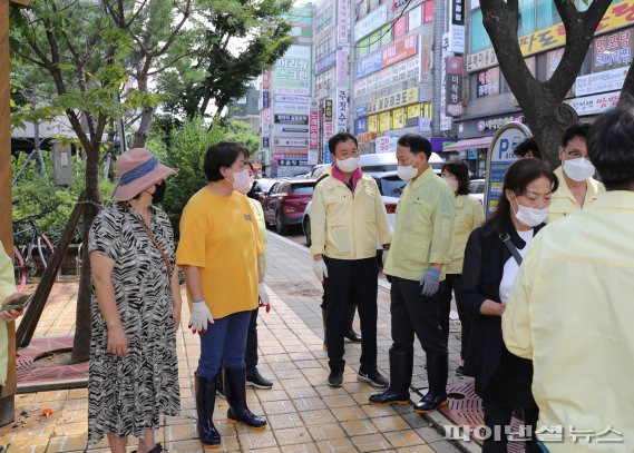 광명시의회 12일 의회사무국 직원과 함께 수해 복구활동에 구슬땀을 흘리고 있다. 사진제공=광명시의회