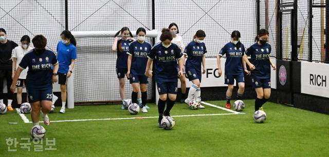 지난 8일 오후 8시 구로구의 FC리치축구클럽에서 직장인 여성 회원들이 공을 드리블하며 전진하고 있다. 고영권 기자