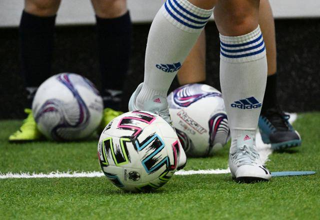 지난 8일 오후 서울 구로구에 위치한 FC리치축구클럽의 직장인 여성 회원들이 드리블 훈련을 받고 있다. 고영권 기자