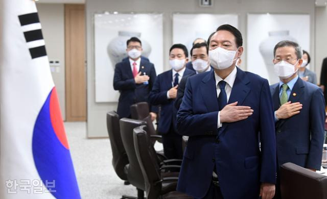 12일 서울 용산구 대통령실에서 열린 제36회 국무회의에 참석한 윤석열 대통령이 국기에 대한 경례를 하고 있다. 서재훈 기자