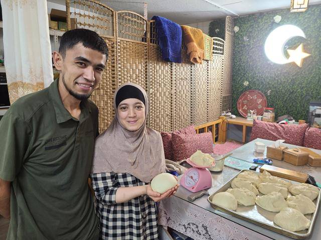 디마(왼쪽)씨와 두나(오른쪽)씨가 운영하는 식당 안에서 다정하게 포즈를 취하고 있다. 김광원 기자