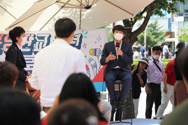 이준석 대표가 지난해 7월 2일 경기도 성남 판교유스페이스 야외 광장에서 열린 분당판교 청년 토론배틀에서 청년 참가자의 질문에 답하고 있다. 성남=국회사진기자단