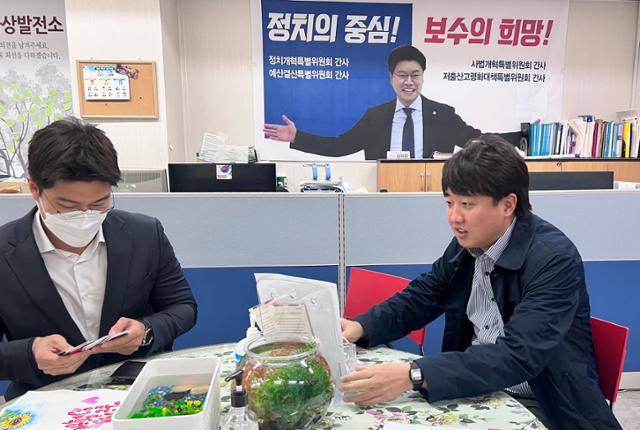 당무를 거부한 이준석 국민의힘 대표가 지난해 12월 1일 부산 장재원 의원의 지역 사무실을 예고없이 방문하고 있다. 국민의힘 당대표실 제공