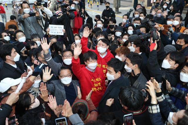 국민의힘 윤석열 대선 후보와 이준석 대표가 지난해 12월 4일 오후 부산 서면 일대에서 빨간색 커플후드티를 입고 나타나 화합을 과시하며 시민들에게 인사하고 있다. 뉴스1