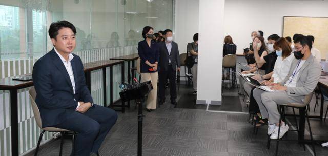 이준석 국민의힘 대표가 13일 오후 서울 여의도 국회 소통관에서 기자회견을 마치고 백브리핑을 하고 있다. 뉴시스