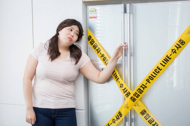 실제로는 배가 고프지 않아도 우울한 감정, 스트레스 등에 의해 가짜 배고픔을 느낄 수 있다./사진=클립아트코리아