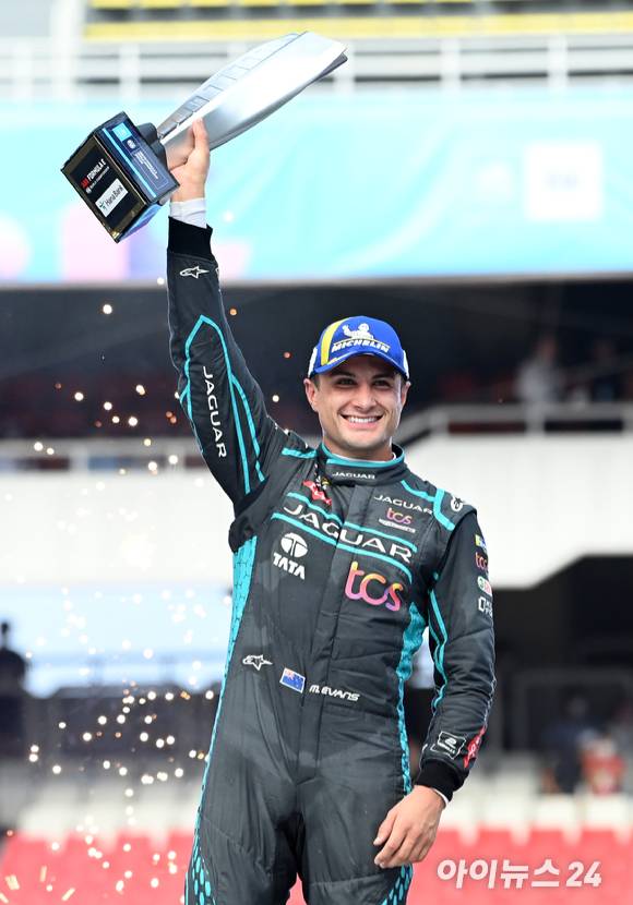 13일 서울 송파구 잠실올림픽주경기장 일대에서 열린 '2022 하나은행 서울 E-프리(E-Prix)' 15라운드에서 우승을 차지한 재규어 TCS 레이싱 팀 소속 드라이버 미치 에반스(뉴질랜드)가 트로피를 번쩍 들어올리고 있다. [사진=김성진 기자]