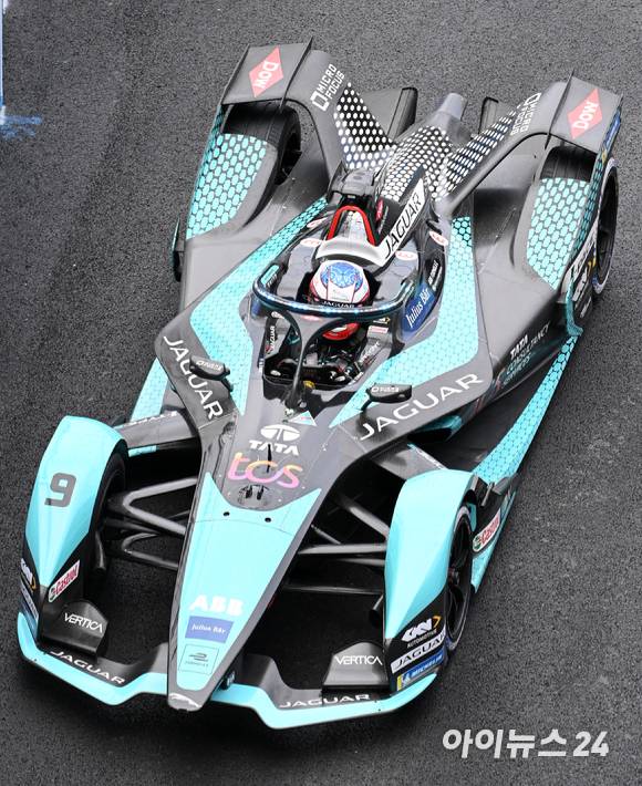 13일 서울 송파구 잠실올림픽주경기장 일대에서 열린 '2022 하나은행 서울 E-프리(E-Prix)' 15라운드 본선에서 재규어 TCS 레이싱 팀 소속 드라이버 미치 에반스(뉴질랜드)가 질주하고 있다. [사진=김성진 기자]