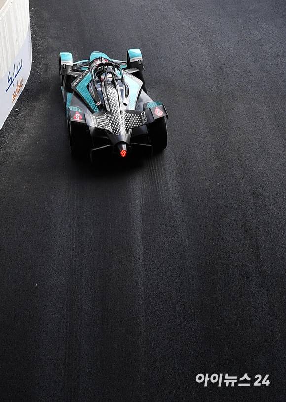 13일 서울 송파구 잠실올림픽주경기장 일대에서 열린 '2022 하나은행 서울 E-프리(E-Prix)' 15라운드 본선에서 재규어 TCS 레이싱 팀 소속 미치 에반스(뉴질랜드)가 질주하고 있다. [사진=김성진 기자]