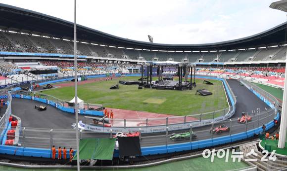 13일 서울 송파구 잠실올림픽주경기장 일대에서 열린 '2022 하나은행 서울 E-프리(E-Prix)' 15라운드 본선에서 레이서들이 질주하고 있다. [사진=김성진 기자]