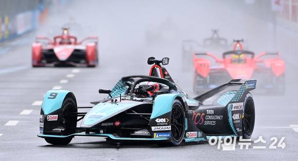 13일 서울 송파구 잠실올림픽주경기장 일대에서 열린 '2022 하나은행 서울 E-프리(E-Prix)' 15라운드 본선에서 재규어 TCS 레이싱 팀 소속 미치 에반스(뉴질랜드)가 질주하고 있다. [사진=김성진 기자]