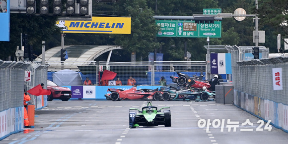 13일 서울 송파구 잠실올림픽주경기장 일대에서 열린 '2022 하나은행 서울 E-프리(E-Prix)' 15라운드 본선에서 추돌 사고로 인해 레드 플래그가 펄럭이며 경기가 중단되고 있다. [사진=김성진 기자]