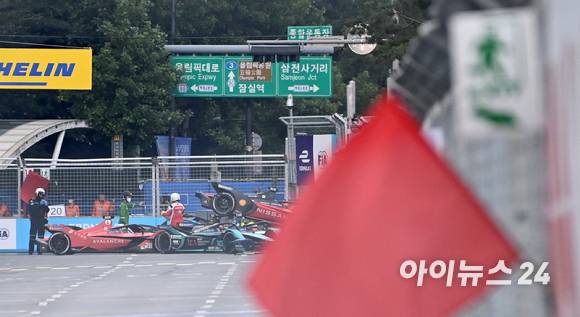 13일 서울 송파구 잠실올림픽주경기장 일대에서 열린 '2022 하나은행 서울 E-프리(E-Prix)' 15라운드 본선에서 추돌 사고로 인해 레드 플래그가 펄럭이며 경기가 중단되고 있다. [사진=김성진 기자]