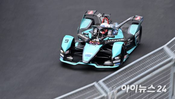 13일 서울 송파구 잠실올림픽주경기장 일대에서 열린 '2022 하나은행 서울 E-프리(E-Prix)' 15라운드 본선에서 재규어 TCS 레이싱 팀 소속 미치 에반스(뉴질랜드)가 질주하고 있다. [사진=김성진 기자]