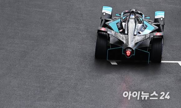 13일 서울 송파구 잠실올림픽주경기장 일대에서 열린 '2022 하나은행 서울 E-프리(E-Prix)' 15라운드 본선에서 재규어 TCS 레이싱 팀 소속 미치 에반스(뉴질랜드)가 질주하고 있다. [사진=김성진 기자]