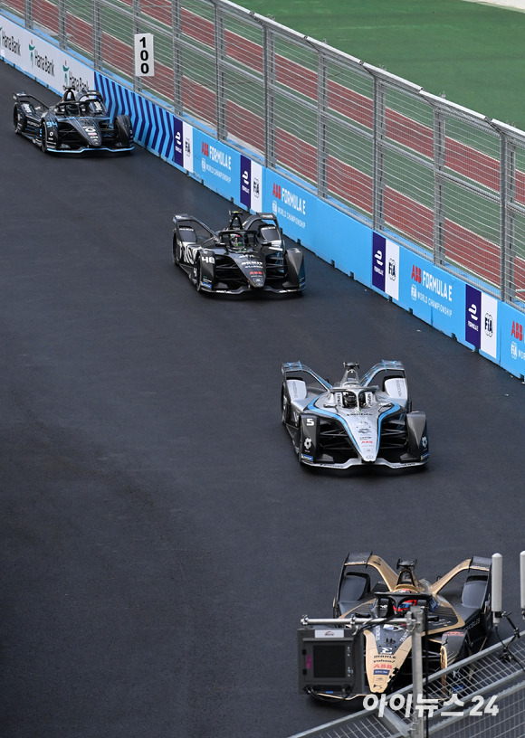 13일 서울 송파구 잠실올림픽주경기장 일대에서 열린 '2022 하나은행 서울 E-프리(E-Prix)' 15라운드 본선에서 레이서들이 질주하고 있다. [사진=김성진 기자]