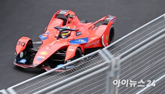 13일 서울 송파구 잠실올림픽주경기장 일대에서 열린 '2022 하나은행 서울 E-프리(E-Prix)' 15라운드 본선에서 마힌드라 레이싱 팀 소속 올리버 롤랜드(영국)가 질주하고 있다. [사진=김성진 기자]