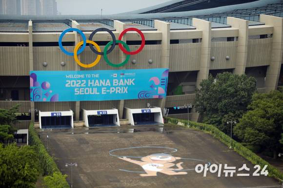 13일 서울 송파구 잠실올림픽주경기장 일대에서 '2022 하나은행 서울 E-프리(E-Prix)' 15라운드 본선이 진행되고 있다. [사진=김성진 기자]