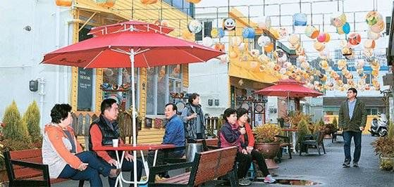 ‘전통등 거리’로 변신한 경기도 파주시 법원읍 '20포 마을'. 중앙포토