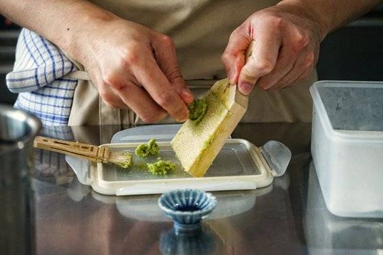 주문 즉시 갈아서 내어지는 철원산 고추냉이. 최상의 재료에서 맛의 진가가 나온다. 사진 김성현