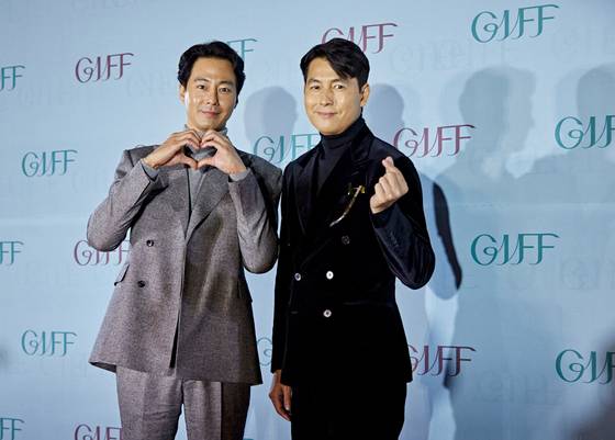 2021년 10월 22일 열린 제3회 강릉국제영화제 개막식에 참석한 배우 조인성(왼쪽)과 정우성. [사진 김동호]